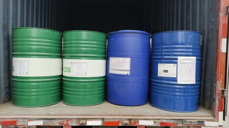 韩国进口白油、进口甘油和吐温80发货现场.jpg 韩国进口白油、进口甘油和吐温80发货现场.jpg